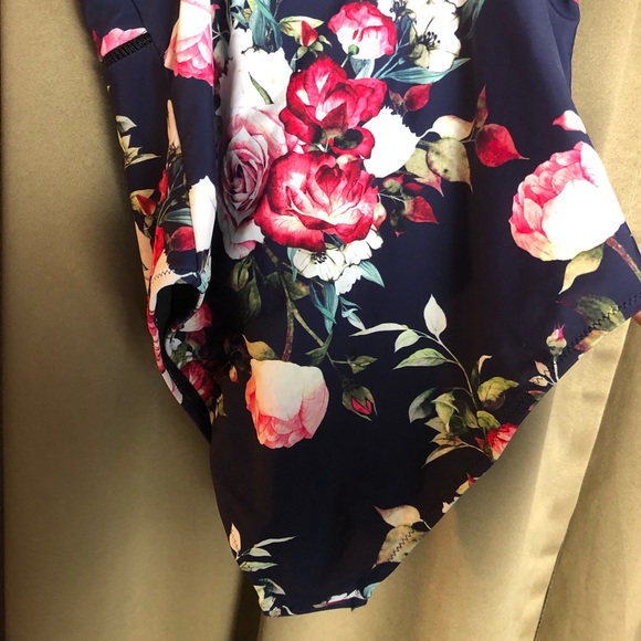 Cupshe Floral One Piece Swimsuit with Removable and Adjustable Straps - Picture 7 of 9